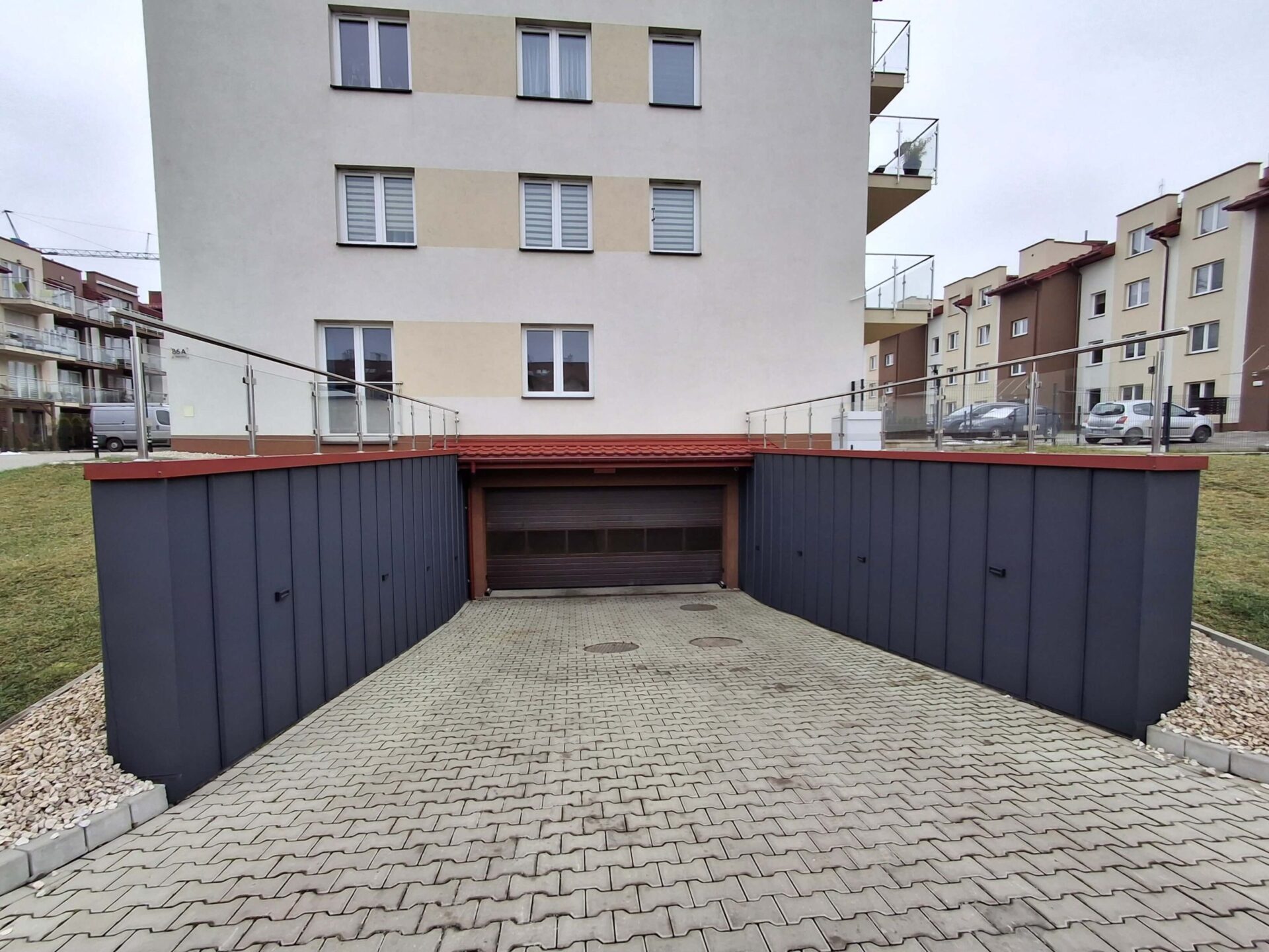 Mycie kostki brukowej na wjeździe do garażu podziemnego