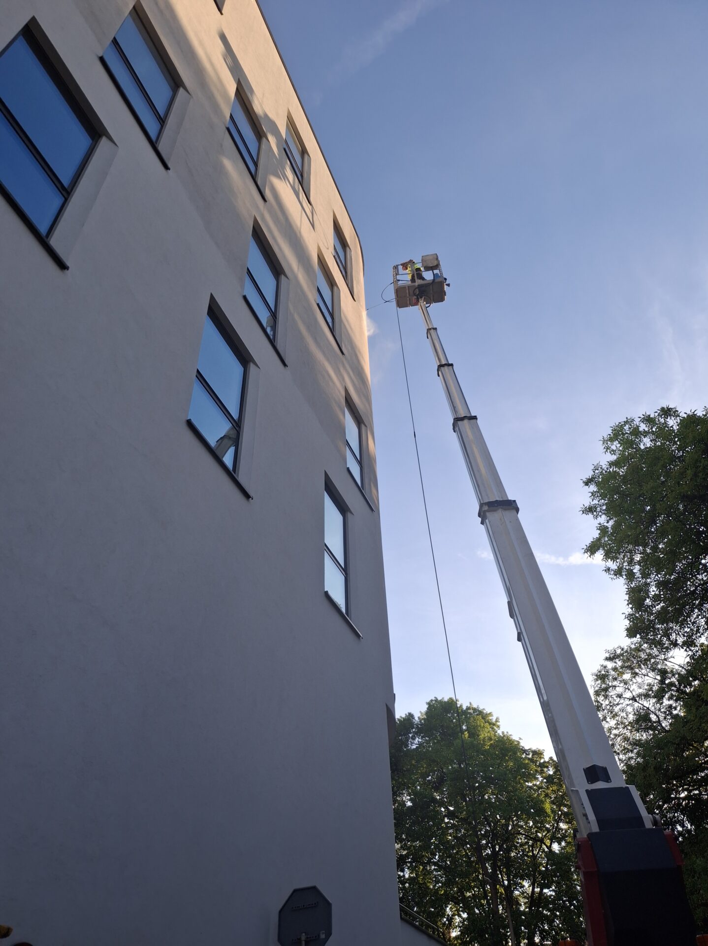 Praca na wysokości 24 m przy budynku Herbewo — DroneWash