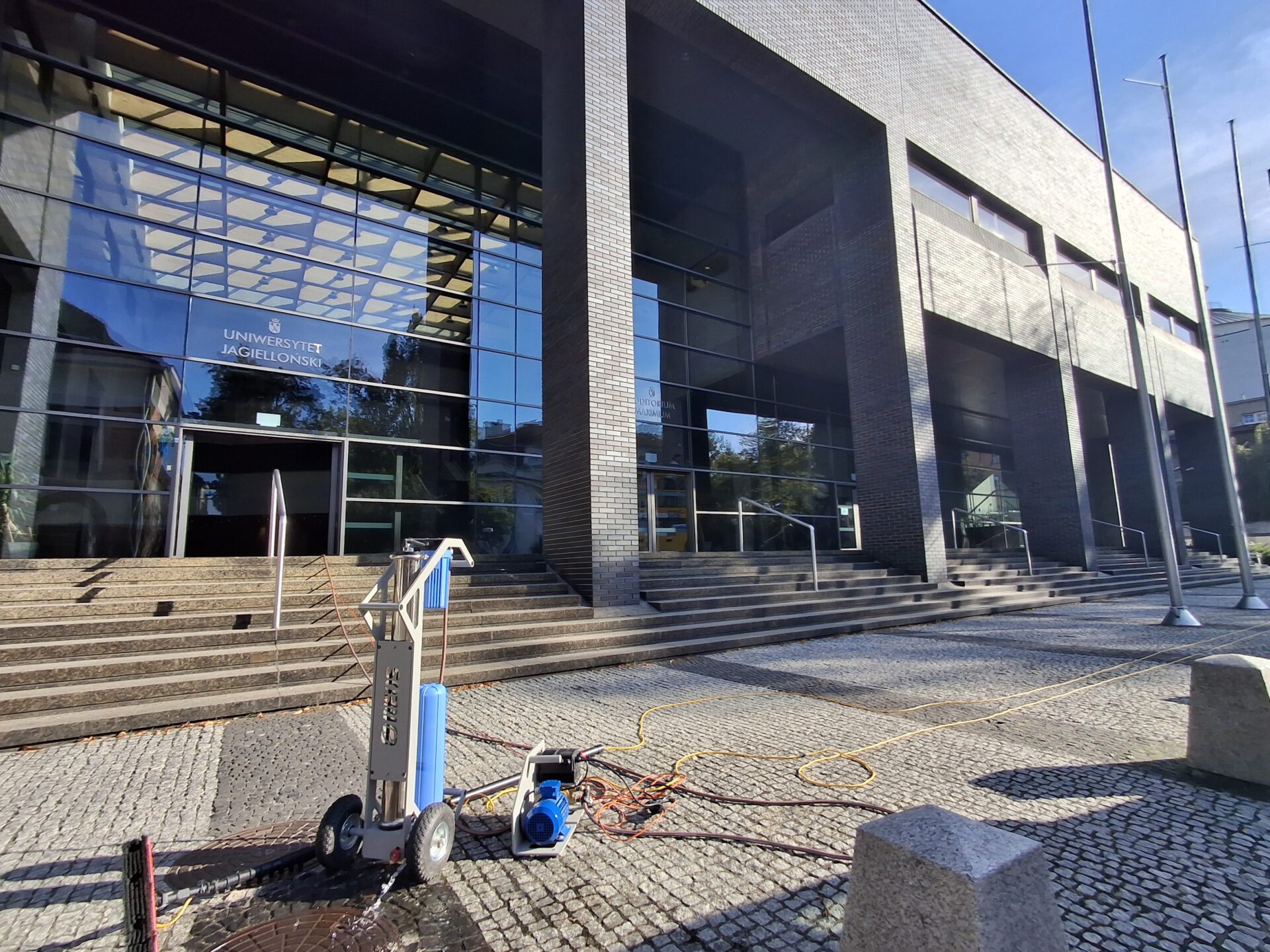 Szklana fasada wejścia do Auditorium Maximum UJ